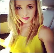 Que fait Emma dans le dos de Jessie dans l'pisode Emma est amoureuse ?