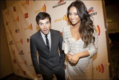 De qui est-il proche aprs avoir jou dans  Pretty Little Liars  ?