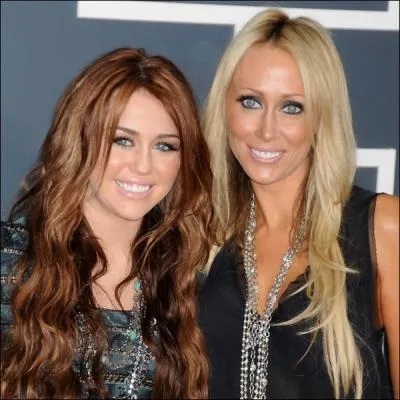 Qui est  ct d'elle ?