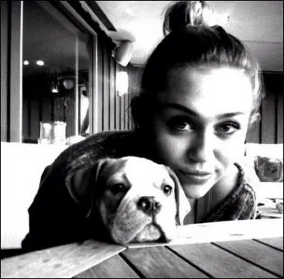 Comment s'appelle son petit chien trop mignon ?