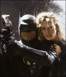 Sous le charme de quel personnage tombe Batman dans le film de Tim Burton sorti en 1989 ?