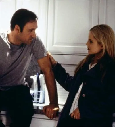 Dans American Beauty, dans quoi se baigne la copine de sa fille dans les fantasmes de Kevin Spacey ?