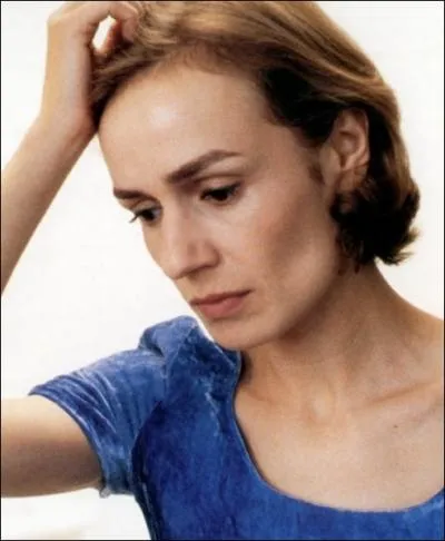 Le film Au cur du mensonge, ralis par Claude Chabrol, raconte l'enqute suivant l'assassinat d'une fille de 10 ans, morte trangle. Quel rle joue Sandrine Bonnaire dans ce film ?