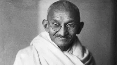 Gandhi, reconnu comme le Pre de la Nation indienne, a t assassine par un militant le 30 janvier 1948 alors qu'il va prier. Par qui est-il tu ?