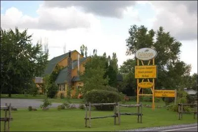 Que fait-on entre autre  Mouton village ? La photo est-elle vraiment significative ?