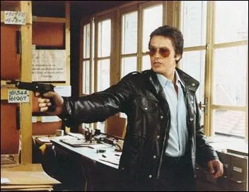 Espionnage industriel, Alain Delon, joueur de poker, confusion.