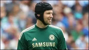 Ce gardien possdant un casque est de nationalit ______