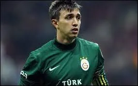 Ce gardien s'appelle Fernando Muslera, volue  Galatasaray  Istanbul et est ______