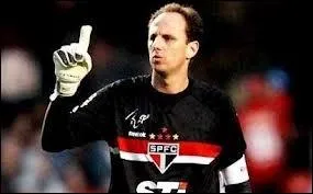 Ce gardien appel Rogrio Cni volue au Sao Paulo FC et est un fabuleux tireur de coups francs. La preuve, il a inscrit  l'heure actuelle ______