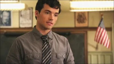 Comment s'appelle son petit copain/professeur de littrature ?