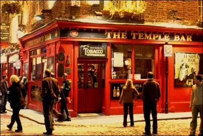 Temple bar est un quartier o les touristes prennent les pubs d'assaut, mais dans quelle ville trouve t-on ce clbre lieu ?