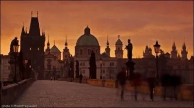 Vous traverserez le pont Charles si vous arpentez la ville de 