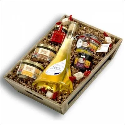 Amateurs de produits du terroir,  vos terrines ! Une terrine au magret fum - un effiloch de canard, sauce foie gras aux saveurs d'automne - une terrine  l'armagnac - un bloc de foie gras de canard - une bouteille de vin de Bergerac.