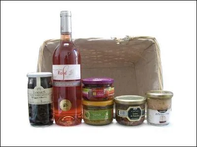 Les produits sont gorgs de soleil. Une tapenade verte - un pot de tomates confites - un pot de rillettes de thon - un pot d'olive - huile d'olive de la valle des Baux.