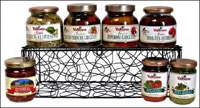 Produits exceptionnels pour russir vos barbecues, vos sauces,  base de viande : une huile d'olive extra vierge, parfume au genivre et au romarin - un pot de Pesto alla genovese - un pot de peperoni - une bouteille de crme balsamique de Modne.