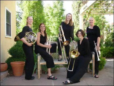 Comment s'appelle cet ensemble, ici totalement fminin ?