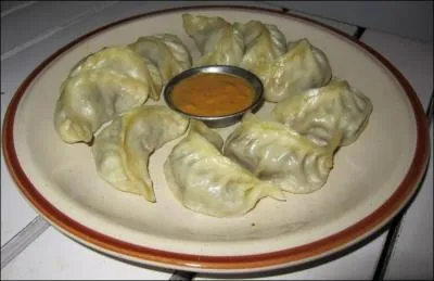 Comment se nomment ces raviolis, initialement farcis de viande de boeuf mais maintenant plus souvent de viande de poulet et de chvre , de lgume et de fromage que l'on mange au Npal ?