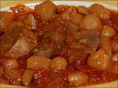Quel est le nom de ce ragot de veau, lapin, livre ou sanglier ou boeuf, avec des oignons du vinaigre, du vin rouge et de la cannelle ?
