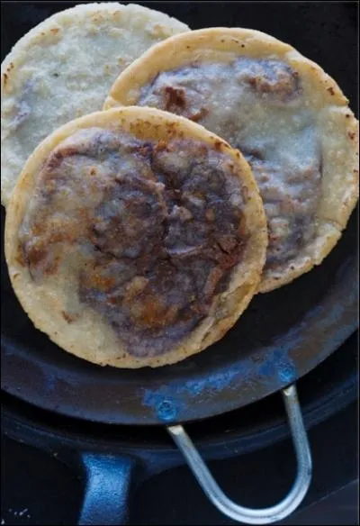 Au Mexique, comment s'appelle cette tortilla fourre  la pure de haricots et frite ?