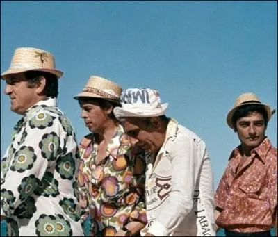 Dans L'aventure, c'est l'aventure, quel chanteur franais se fait enlever par les hros, cinq truands du dimanche ?