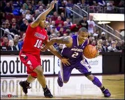 Comment appelle-t-on l'action d'aller vers le panier en dribblant ?