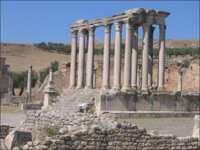 Les ruines de quel ancien comptoir phnicien peut-on voir sur la cte est du golfe de Tunis ?