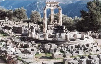 Dans quel site de la Grce ancienne, la Pythie rendaient-elle les oracles d'Apollon ?