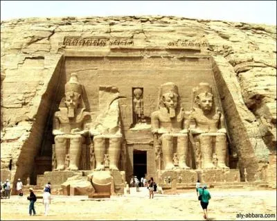 Dans quel site de Haute-Egypte peut-on visiter les temples de Ramss II et de son pouse Nfertiti ?