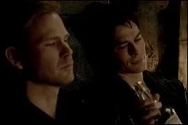 Lorsqu'Alaric est enferm� � la cave � cause de son  c�t� mal�fique , quel livre Damon lui pr�te t il ?