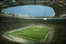 Combien de places au maximum le Stade de France peut-il contenir ?