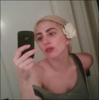 Comme  son habitude, elle poste une petite photo pour ses Little Monsters. Il s'agit de ...