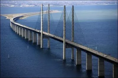 En quel anne a t mit en service l'Oresundsbron, difice monumental reliant le Danemark et la Sude ?