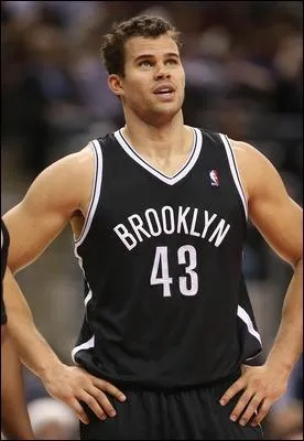 Qui est ce joueur des Nets ?