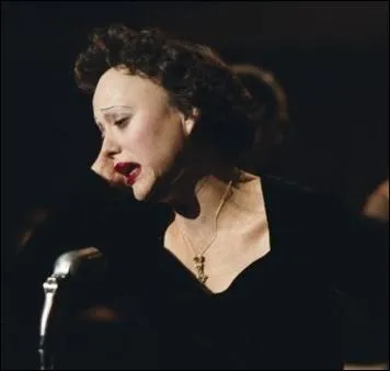 Elle obtient l 'Oscar de la meilleure actrice en 2008 pour son rle dans le film d'Olivier Dahan intitul  La Mme .  qui pensez-vous ?