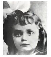 Edith Piaf, de son vrai nom Edith Giovanna Gassion, est née le 19 Décembre 1915 à Paris. Mais plus précisément où ?