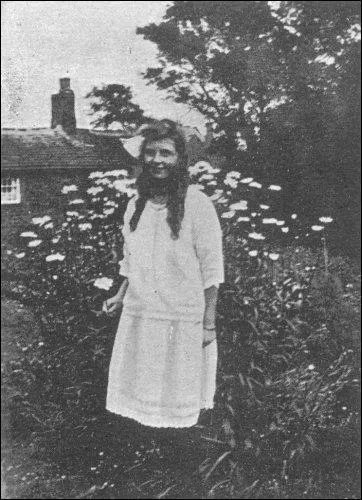 On tente de  reproduire  l'exprience (aucune photo ne sera prise de 1917  1921) en confiant de l'quipement aux jeunes filles (en photo Frances en 1920)... mais les fes ne rapparaissent pas. Quelles raisons sont donnes pour expliquer que ceci ne prouve rien... ?