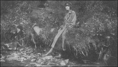 Elsie (ici en photo au bord de la rivire en 1919) avait rejoint l'Angleterre aprs avoir vcu son enfance en Afrique du Sud. Lorsqu'elle crit  une amie reste l-bas, en joignant une photographie de fes, elle lui dit... ?