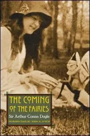 Le grand crivain anglais Arthur Conan Doyle tirera un livre de cette histoire extraordinaire, qui porte le titre original de The coming of the fairies (littralement L'arrive des fes), publi en 1922. Le titre franais en est ?