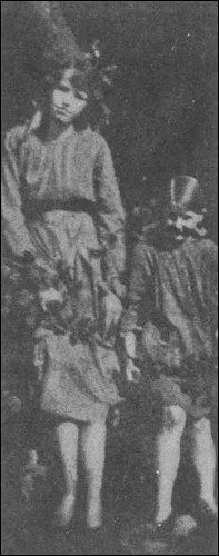 Elsie et Frances, les deux cousines ici en photo, disaient rencontrer frquemment  le petit peuple  (fes, gnomes, lutins... ) auprs de la rivire Beck au fond du jardin. C'est pourquoi la mre d'Elsie, laquelle croyait aux fes...