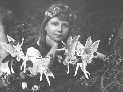 A la vue des clichs montrant les filles avec des fes ou des lutins (voici Frances avec des fes dansantes, sur ce qui est la premire photo prise), que fait Arthur, le pre d'Elsie ?