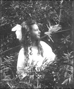 L'minent personnage de la question 2 examine et fait examiner les photos (ici Frances et la photo dite La fe bondissante), afin de vrifier leur authenticit ! Un examen de contrle est mme demand...