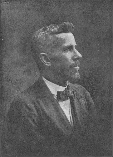 Monsieur Gardner, ici en photo, est associ  l'enqute. Il croit dur comme fer aux fes, lutins et farfadets. Il est un membre minent de la Socit thosophique. Qu'est-ce que la thosophie ?