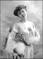 Comment s'appelle cette pianiste franaise, cratrice d'oeuvres de Ravel, dont le nom est maintenant associ  un concours ?