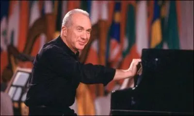 Ce pianiste bulgare, mort l'anne dernire (2012) et form  la Julliard School a jou en soliste et s'est fait une grande rputation sur Bach et Rachmaninov. Qui est-ce ?