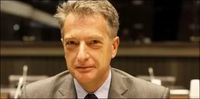 Ministre de l'conomie, des Finances et de l'Industrie, il a profit des largesses de l'tat pour occuper un modeste logement de 600 m2 au prix de14000par mois se prnomme ...