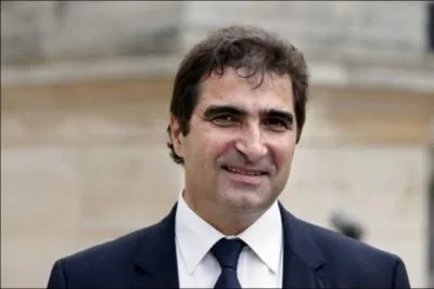 Prsident du groupe UMP  l'Assemble nationale et ancien Ministre des PME, du Commerce, de l'Artisanat, aux Professions librales et de la Consommation se prnomme ... .