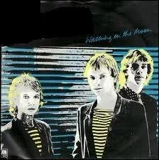  Walking on the Moon  est une chanson crite par Sting sortie en 1979 et interprte par le groupe 