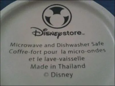 Cette assiette peut aller au lave-vaisselle et dans des micro-ondes :