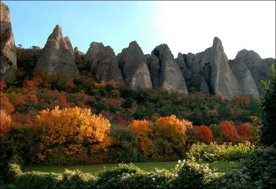 Les Mes, o vous admirerez une tonnante formation rocheuse appele  les Pnitents  est une ville :