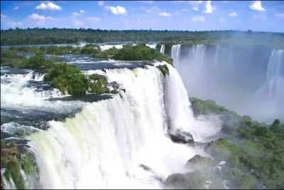 Je suis un climat marqu par des ts chauds et humides, une moiteur forte et des phnomnes violents (typhons, ouragans). On me trouve notamment en Floride, au Japon ou l'est de l'Australie. Qui suis-je ?